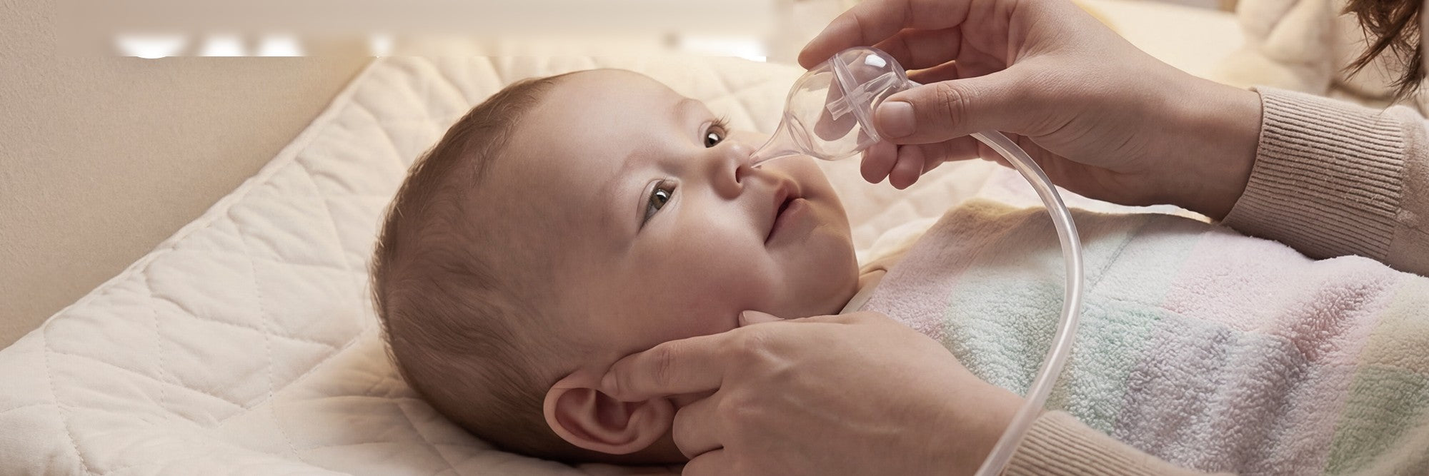 Moeder gebruikt Evite neusreiniger bij baby